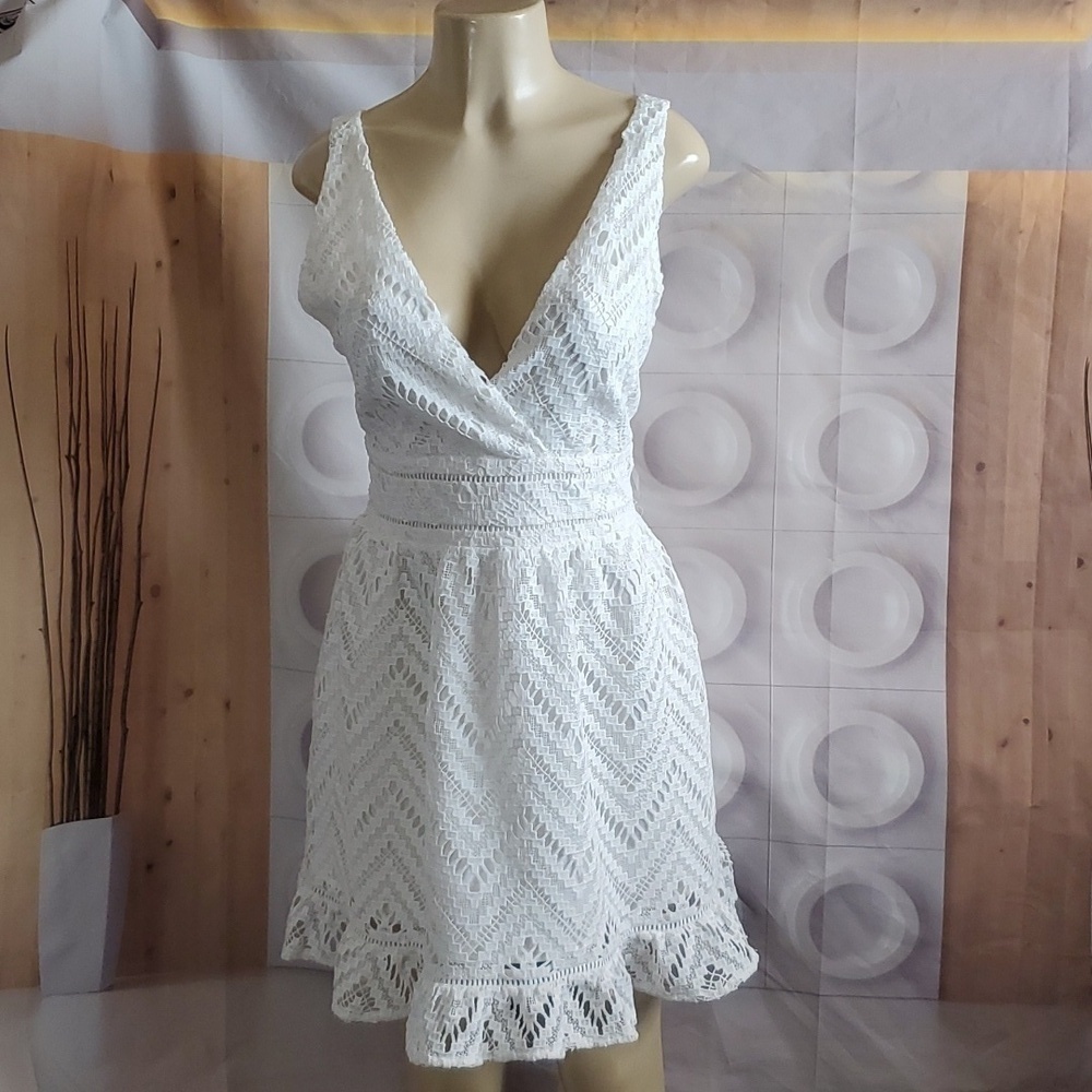 SugarLips Size M Dress White Lace Cameo Lined V Neck Sleeveless